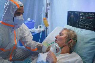Měli tři dávky očkování, přesto se manželé nakazili každý jinou variantou covidu. Život jim zachránila až správná léčba