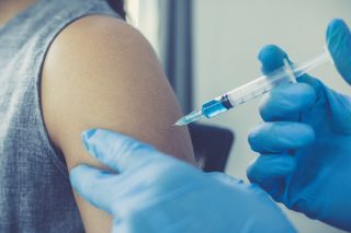 EMA zveřejnila seznam nežádoucích účinků po očkování proti covidu. Řadí se mezi ně například i problémy se spánkem