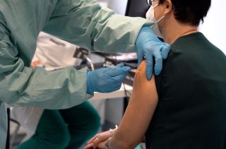 Podvod jako hrom: Muž si od lidí nechával platit za to, že se místo nich naočkoval proti covidu. Denně dostal až deset dávek. Co se mu stalo překvapilo i zdravotníky