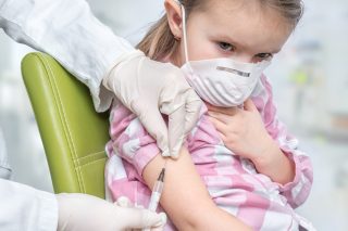 Expert varuje: Pokud se omikron rozšíří, nemocnice se zaplní také dětmi. Nabádá k obezřetnosti