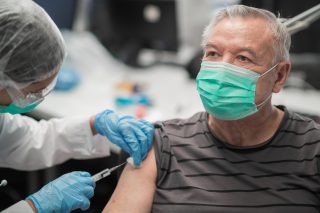 Čtvrtá dávka očkování: Epidemiolog Smejkal doporučuje, aby se jí očkovali hlavně senioři