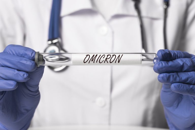 Bude varianta omikron nakonec větší zabiják? Data z JAR zatím hovoří jasně, počet hospitalizovaných stoupá 1 omikron dve ruce