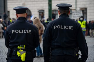 V centru Prahy se popíjelo a tančilo ještě nad ránem. Podle budoucího ministra vnitra musí policie v kontrolách přitvrdit