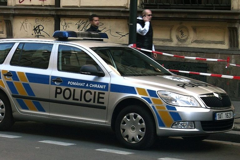 Policie dopadla muže, který ve vzteku zničil auta zdravotníků. Strážníci prozradili, jak na něj přišli 1 policie octavie