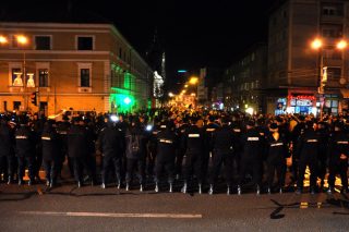Na vánoční trhy, kam smějí jen očkovaní, vtrhli odpůrci protivládních opatření. Lidé mluví o občanské válce