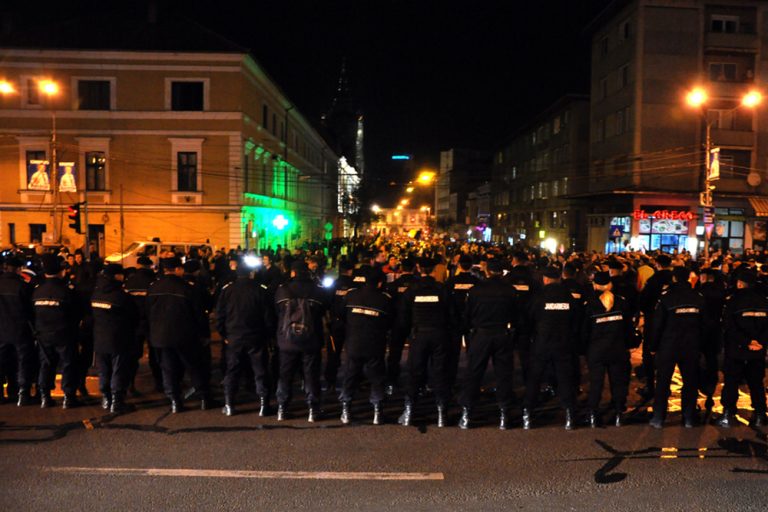 Na vánoční trhy, kam smějí jen očkovaní, vtrhli odpůrci protivládních opatření. Lidé mluví o občanské válce 1 policie zataras protesty demonstrace
