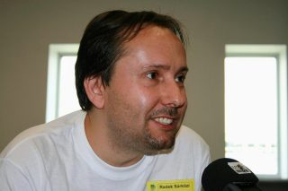 „Ve školách teď probíhá velký chaos,“ říká šéf Pedagogické komory Sárkozi. Podle něj za to, i za plné nemocnice, může konkrétně jeden z ministrů