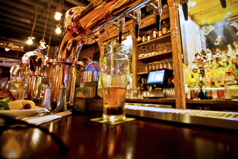 Jídlo v restauraci jako výjimečná událost. Ceny vzrostly o desítky procent a zdražování má pokračovat 1 restaurace pivo