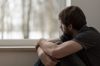 Nejenom covid, ale i strach a stres z pandemie způsobují nemoci. Podle klinického psychologa Kulhánka to způsobuje jeden z postcovidových příznaků
