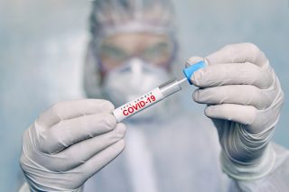 WHO upozorňuje, že pandemie neskončila. Válka na Ukrajině může přispět k šíření infekce