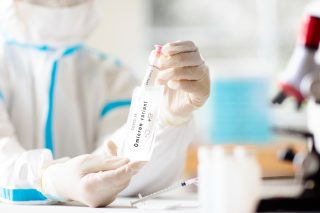 Jedna z vakcín podávaných proti covidu nechrání před novou variantou omikron, je potřeba přeočkování. O jakou konkrétně jde?