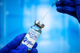 Vakcína Pfizer chrání i před variantou omikron. Dvě dávky ale nestačí. Kolik jich je podle výrobce potřeba?