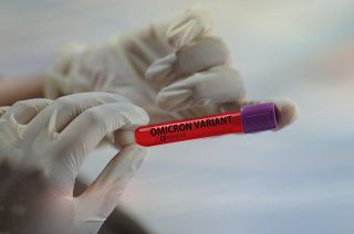 Omikron se šíří Českem. Počty nových případů se neustále zvyšují. Mutace už má 50procentní podíl u nakažených. Postačí nám očkování a respirátor?
