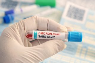 Nová studie dává ohledně varianty omikron naději. Riziko hospitalizace je výrazně nižší než u delty. Může se ale daleko rychleji šířit