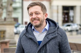 Podle expremiéra Babiše kryje Rakušan organizovaný zločin a Gazdík má na hlavě tunu másla