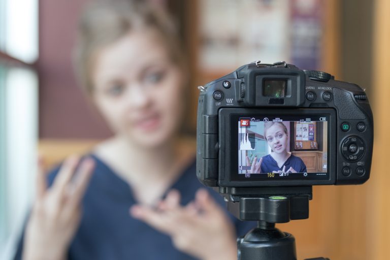 První česká škola youtuberů je na světě. 300 tisíc školné a děti vozí limuzína 1 youtuberka vlog