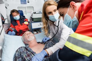 Enormní počet výjezdů, agresivita lidí a výhružky. Mluvčí záchranářů popsala situaci okolo covidu