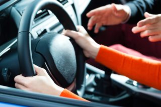 U řidičských zkoušek přibydou další otázky. Asociace autoškol: Chceme, aby se lidé učili pravidla, ne správné odpovědi