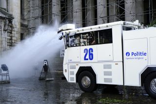 Před budovou EU protestovali desítky tisíc lidí proti covidovým opatřením. Policie použila vodní děla a zatkla desítky lidí