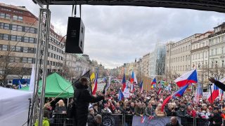 Za vlastní názor přichází trest. Policisty čeká za účast na demonstraci kárné řízení