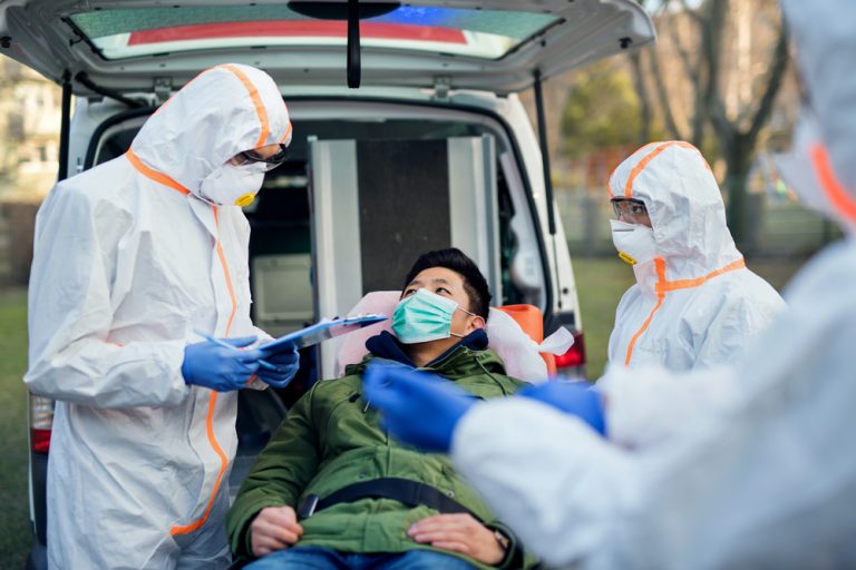 Hongkong nezvládá covid. Nemocnice jsou přeplněné, pacienti nocují i venku ve stanech 1 covid cina sanitka
