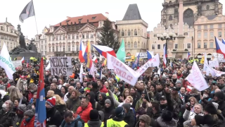 Víkend ve znamení protestů. Lidé vyšli do ulic kvůli povinnému očkování. Na demonstracích promluvili i politici