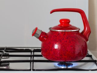 Ceny energií dál trápí spotřebitele. Podle expertů se pomalu dostanou dolů, ne ale na dřívější úroveň. Jaký je výhled na letošní rok?