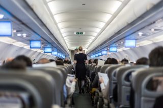 V letadle si odmítl nasadit roušku a na letušku vystrčil zadek. Ve vězení si za to může pobýt až desítky let