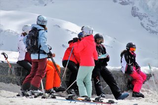 Skandál na lyžáku: Nakažený student zfalšoval výsledek PCR testu. Z hotelu musela odjet celá třída. Co se dělo potom?