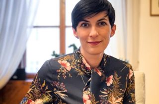 Pekarová Adamová je stále terčem kritiky. Orbána odsoudila, ale stejný názor z EU jí nevadí