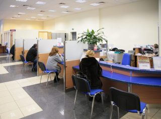 Bez očkování do práce nelez. Banky začínají zaměstnancům podmiňovat vstup do práce