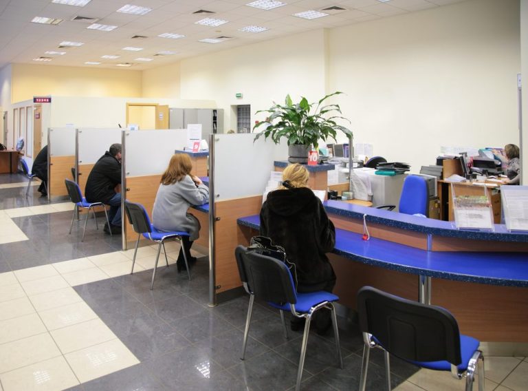 Bez očkování do práce nelez. Banky začínají zaměstnancům podmiňovat vstup do práce 1 navstevnici v bance rotated e1641754413983