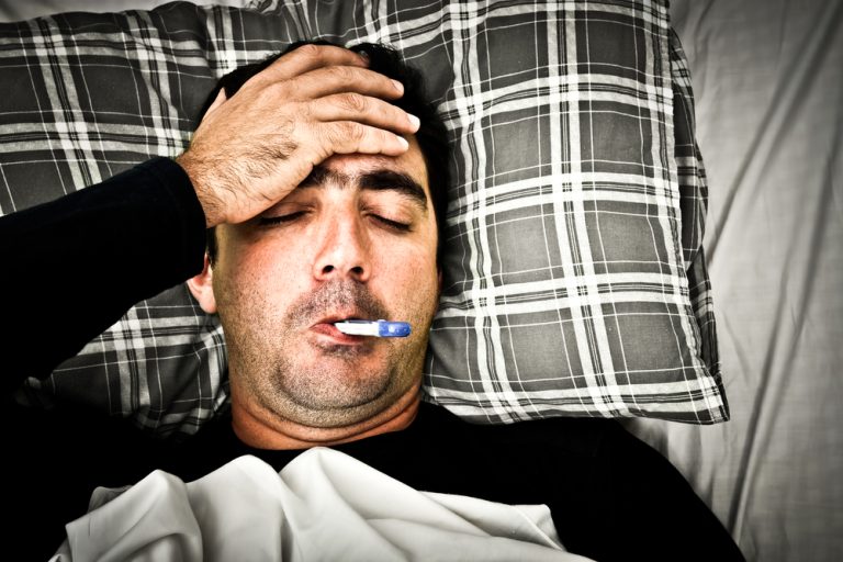 Šedé nehty, rty a kůže. Znáte všechny příznaky covidu? 1 nemoc teplomer postel
