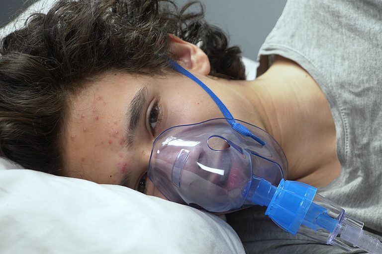 Statistik Dušek: Nakažlivý omikron už v Česku převládl. Může dojít i k zahlcení nemocnic. Co dalšího prozradil? 1 nemocnice covid kyslik