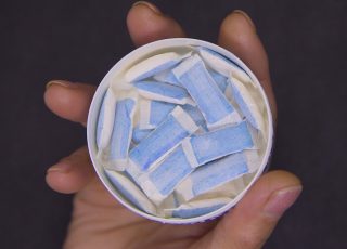 Na základních školách se objevují nikotinové sáčky. Podle psychoterapeuta Sekota se u dětí vytváří závislost rychleji než u dospělých