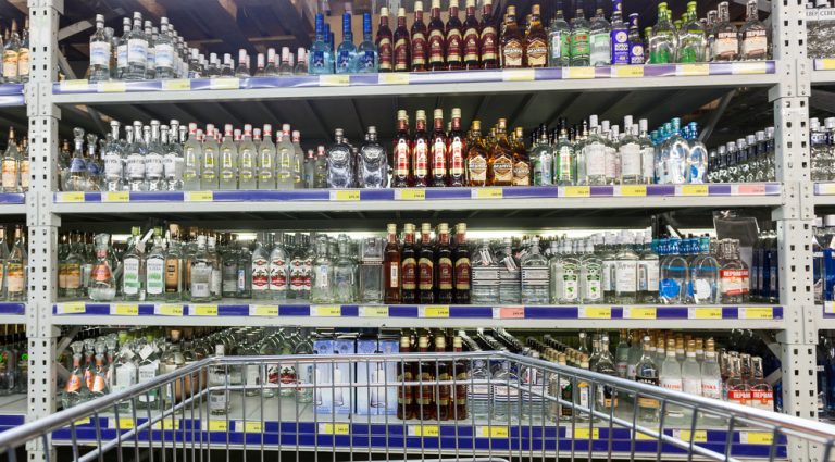 obchod alkohol regaly