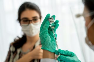 Tvůrce vakcíny AstraZeneca: Čtvrtá dávka očkování není nutná. Vyjádřil se i Prymula