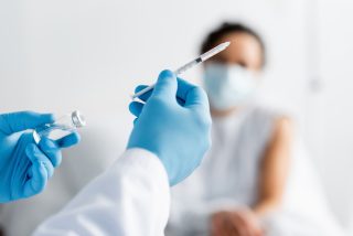 Podle imunologa Thona mohou posilující dávky vakcíny onkologicky nemocným pacientům uškodit. Vysvětlil proč