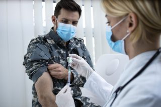 Iniciativa 21 představila petici proti povinnému očkování, kterou podepsalo přes 80 tisíc lidí. Vedení armády k tomu však vydalo jasné vyjádření