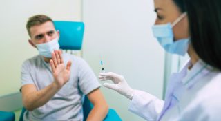 Odborníci: Třetí dávka vakcíny nemá pro zdravé lidi žádný smysl. Jejich doporučení je jasné