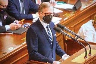 Fiala je v izolaci. Zastupuje ho Vít Rakušan. Jeho absence prý vládu neoslabí