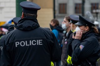Před sněmovnou lidé protestovali kvůli pandemickému zákonu. Přinesli si šibenici s oprátkou