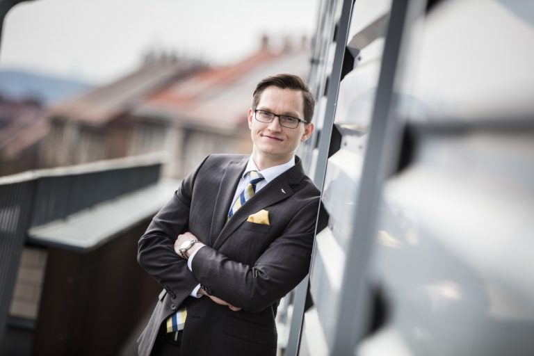 Ekonom Křeček: Krize tvrdě dopadne na nejchudší lidi bez úspor. Vláda by podle něj měla snižovat schodky státních rozpočtů 1 stepan krecek foto