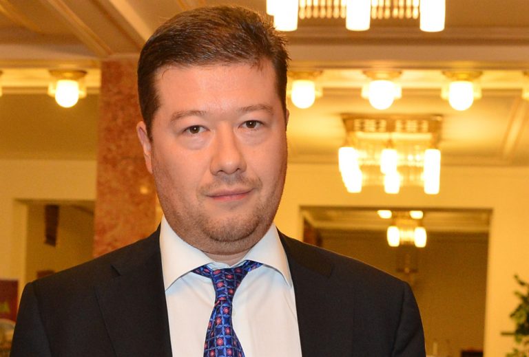 Pandemický zákon zablokoval Okamura. Je to prý jen jinak pojmenovaný nouzový stav. Poslance rozčílila šibenice před sněmovnou 1 tomio okamura