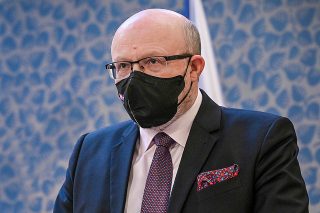 Podle Válka se povinnost nošení respirátorů nevrátí ani na podzim. Věří, že je lidé budou nosit dobrovolně