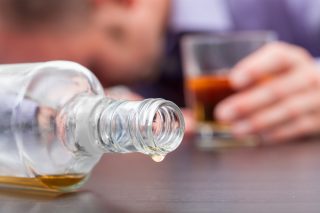 Kvůli závislosti na alkoholu si prošli peklem, pomohli až Anonymní alkoholici. ,,Jsme normální, jen se snažíme dostat se z problémů,“ říká alkoholik Vladimír