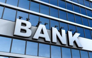Nejtvrdší sankcí pro Rusko by bylo vyřazení z bankovní sítě SWIFT. Zemi to může dohnat k bankrotu