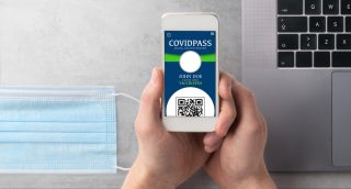 Covid pasy v Česku končí, lidé mohou nejen do restaurací opět bez omezení. Podle epidemiologa Smejkala je zrušení opatření předčasné