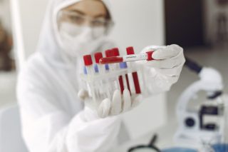 Nepomůže ani prodělání nemoci. Česko má první případ nové subvarianty covidu-19