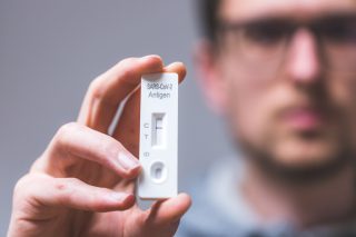 Letos dřív než loni. Na Evropu se podle exministra Prymuly valí letní vlna koronaviru